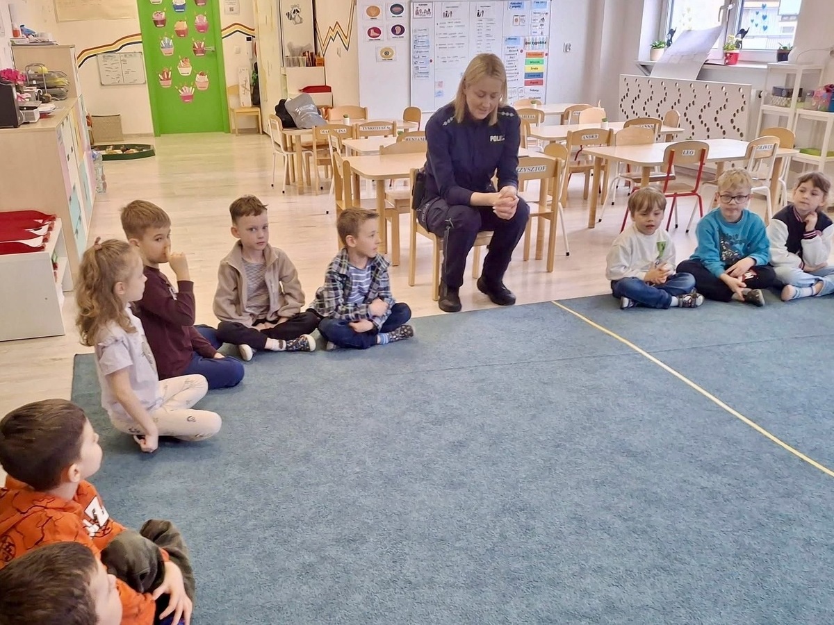 Spotkanie z dzielnicową w przedszkolu Pan Słonik. Maluchy poznawały zasady bezpieczeństwa - Aktualności