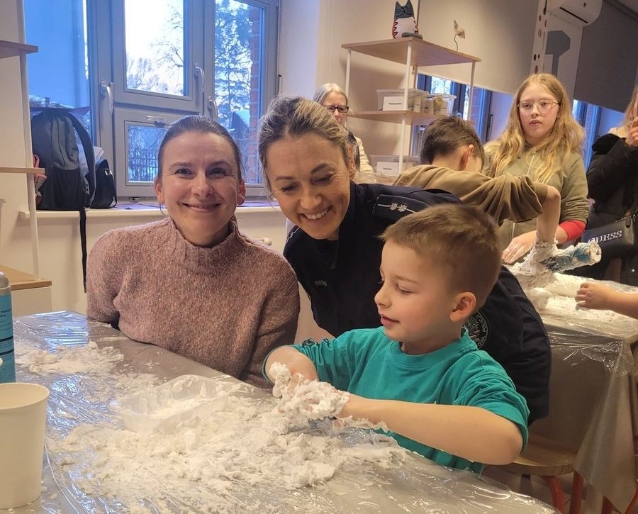 Jak powstaje śnieg? - zajęcia w Fabryce Sztuk o bezpiecznych feriach - Aktualności