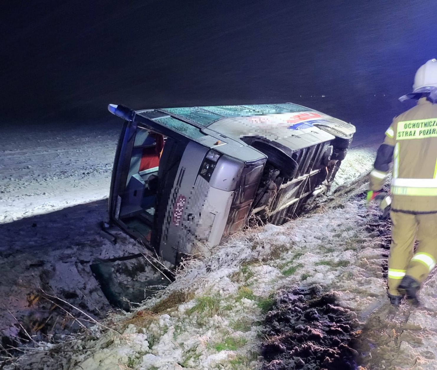 Trudne warunki na drogach! Autobus wpadł do rowu - Aktualności