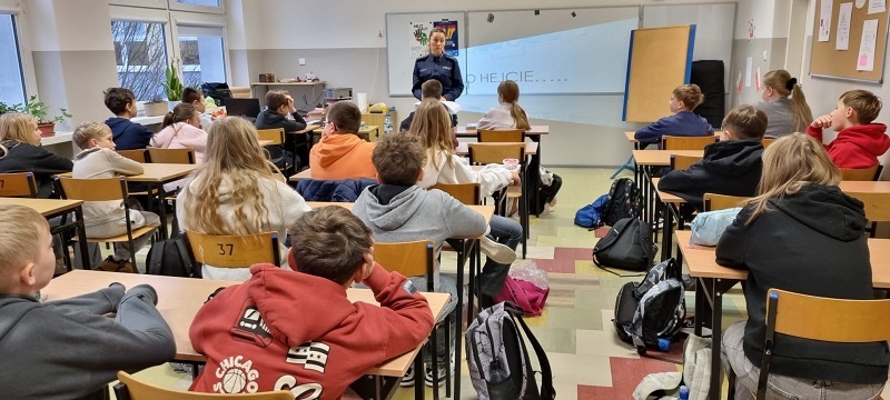 Bezpieczny nastolatek w sieci - policjantka spotkała się z uczniami SP nr 4 - Aktualności