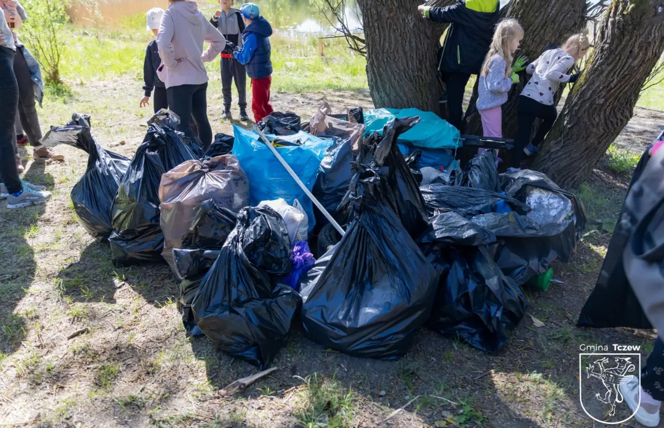 Posprzątali brzegi jeziora - Aktualności