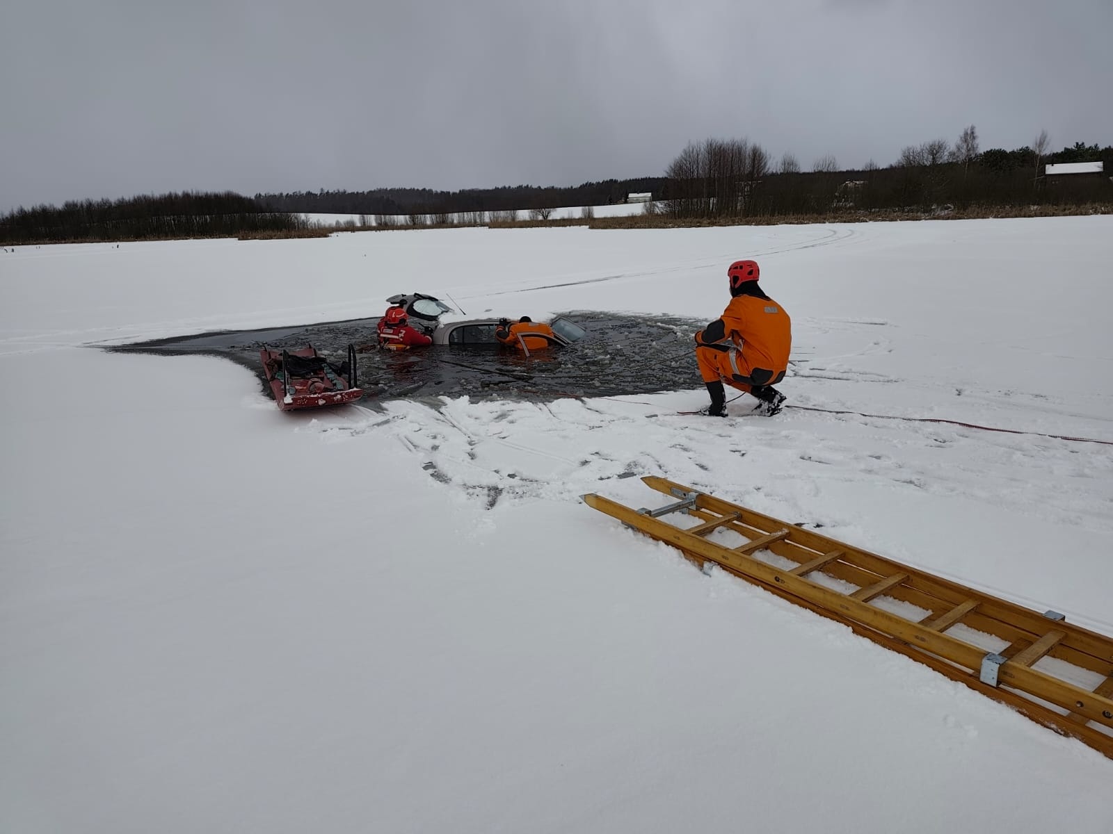 Wjechali samochodem na zamarznięte jezioro. Lód się załamał - Aktualności
