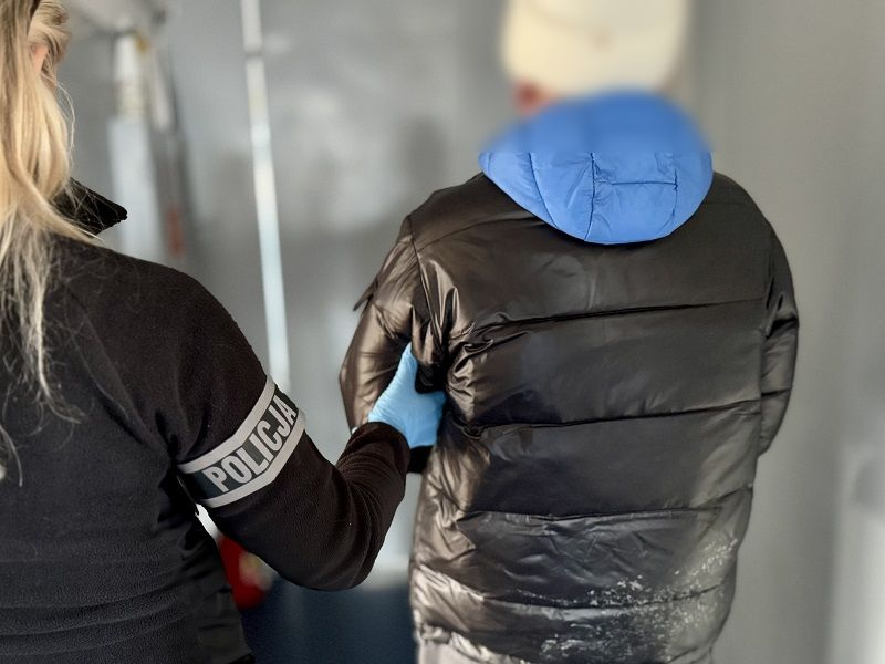 Odpowie za zniszczenie szyb w autobusie i podpalenie dekoracji w salonie - Aktualności