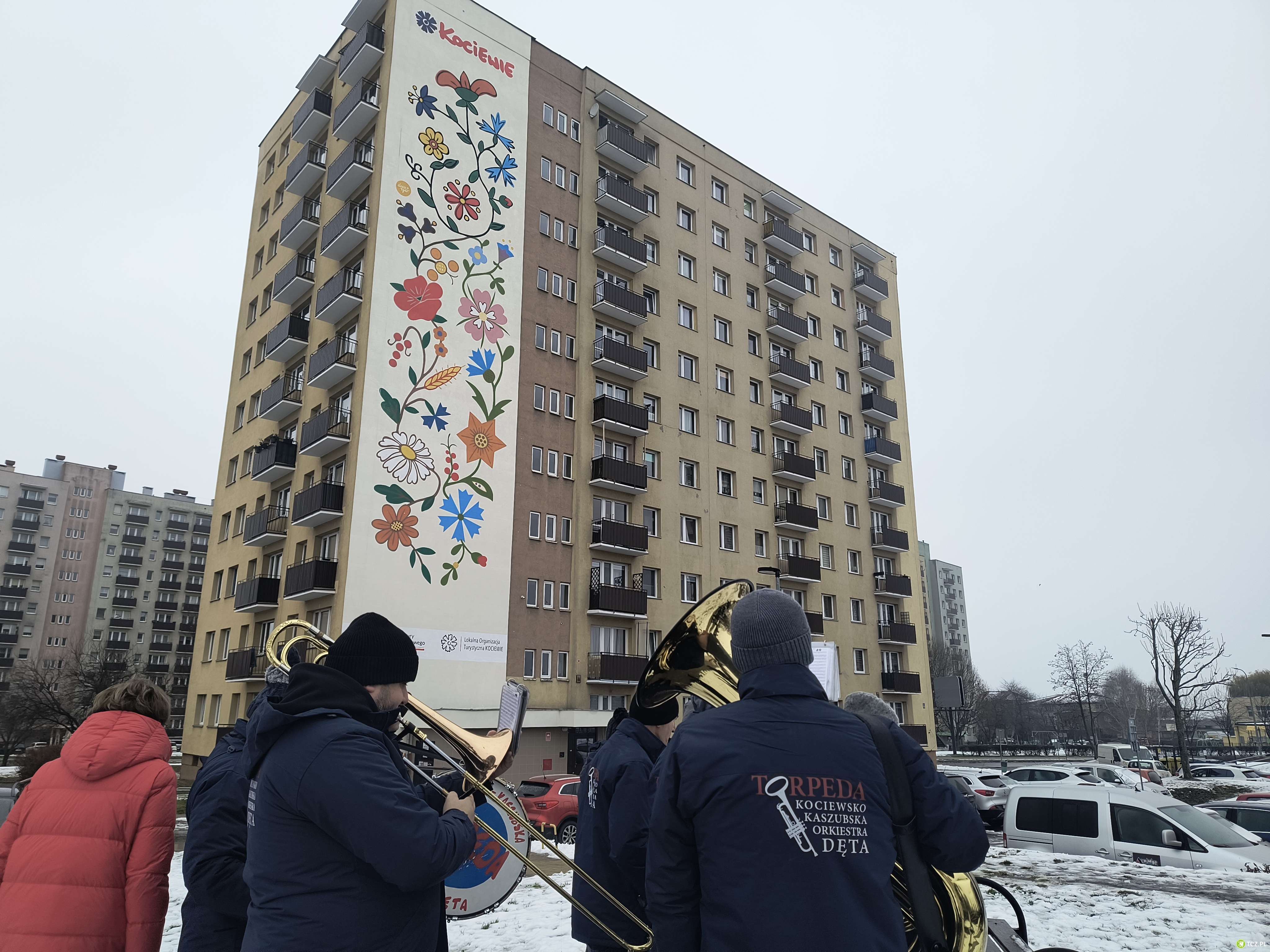 Kociewski haft ozdobił ścianę wieżowca. Nowy mural w Tczewie - Aktualności
