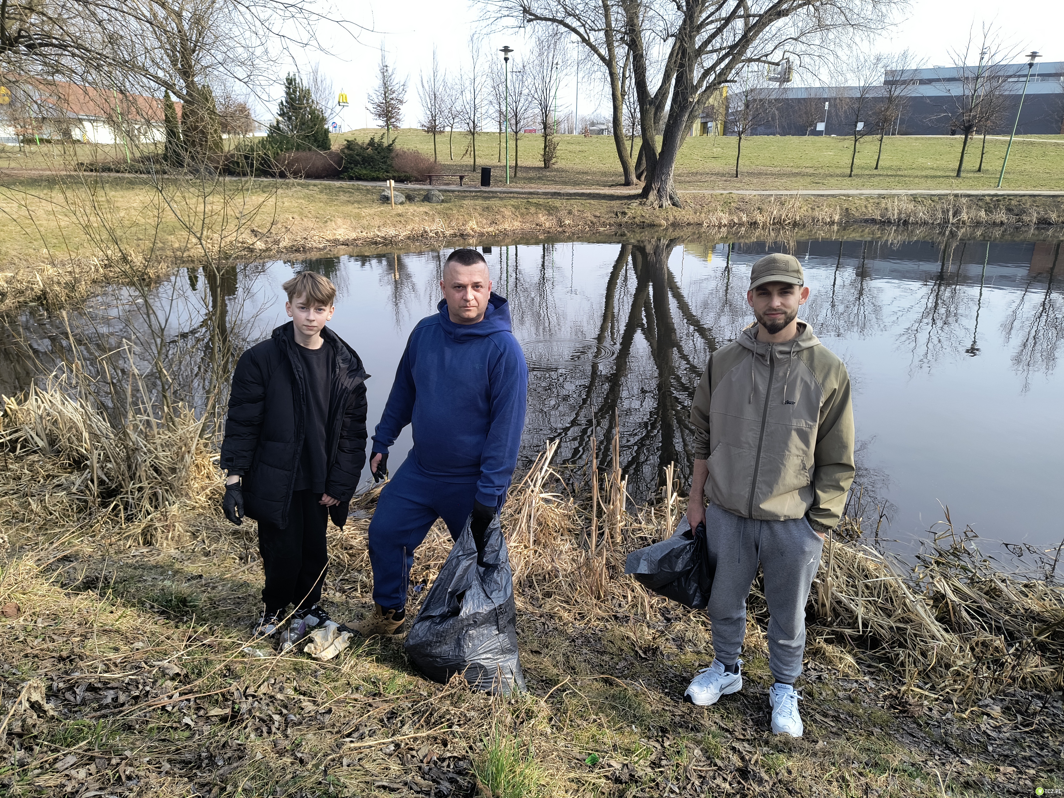 Skrzyknęli się i sprzątnęli okolice stawku. Przyducha zabiła ryby - Aktualności