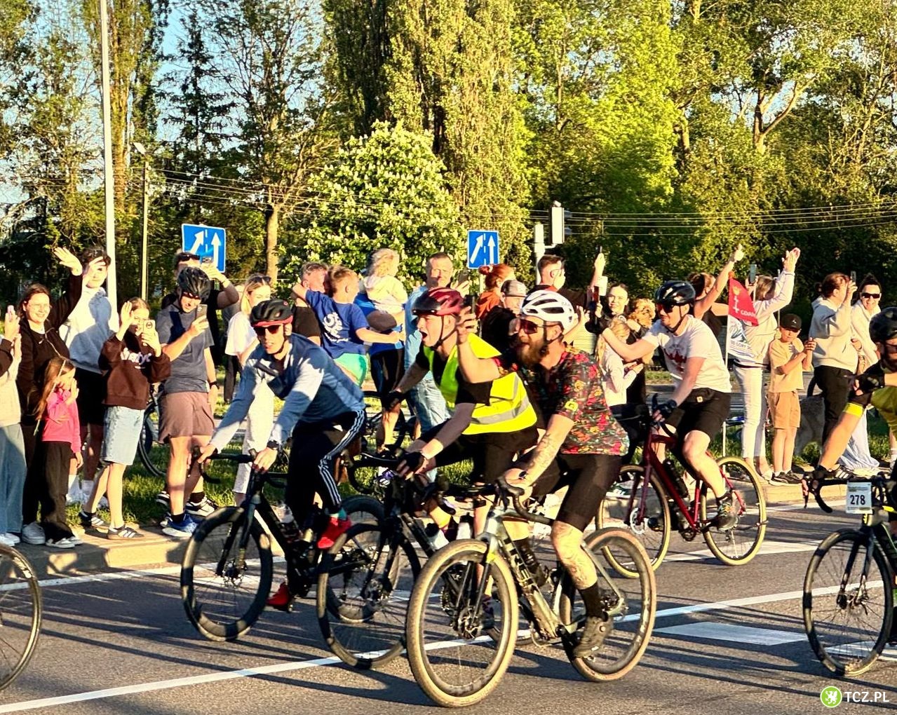 艁atwogang przejecha艂 przez Tczew w drodze po rekord i zdrowie dzieci! - Aktualno艣ci