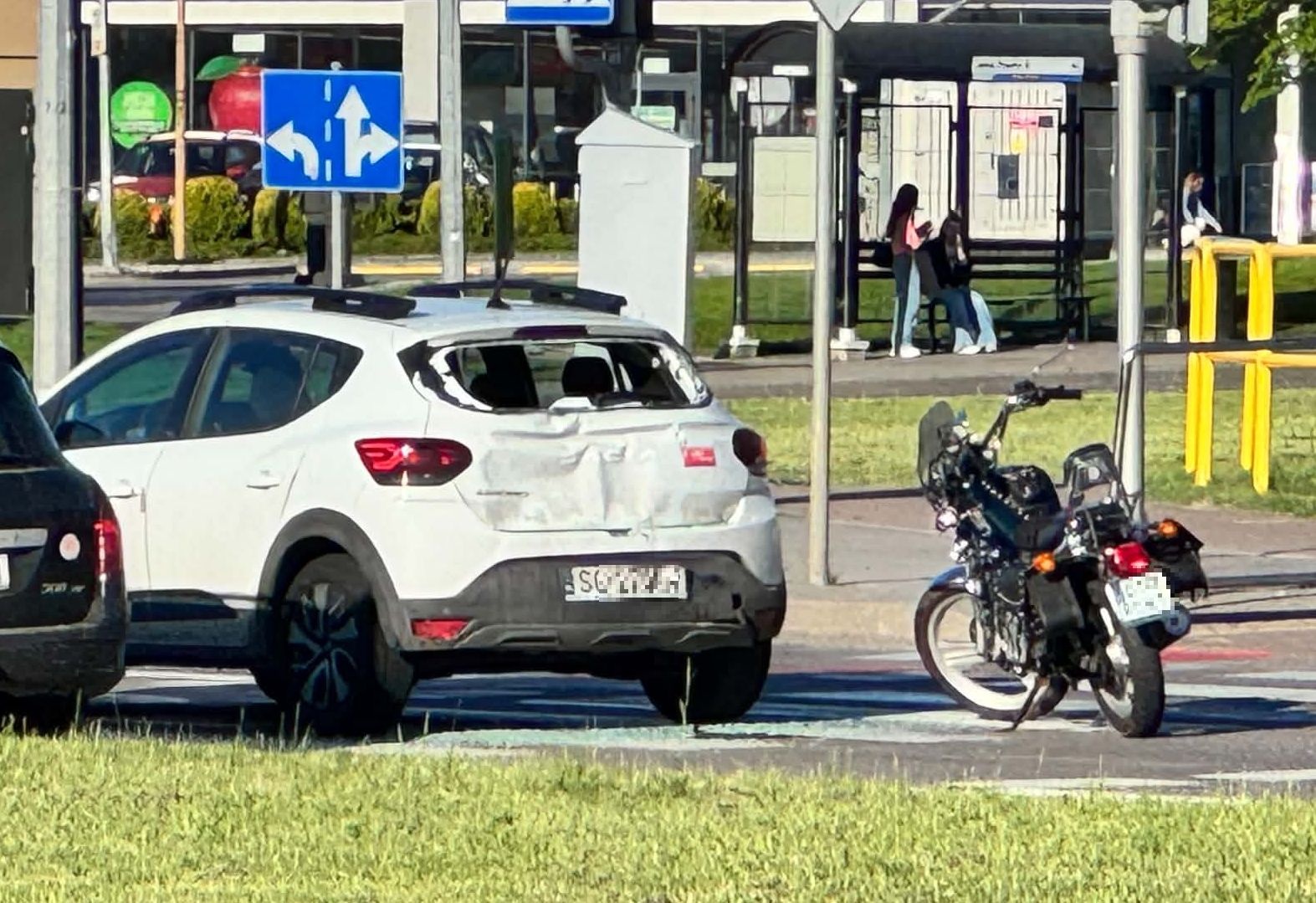 Poranne zderzenie osobówki z motocyklem - Aktualności