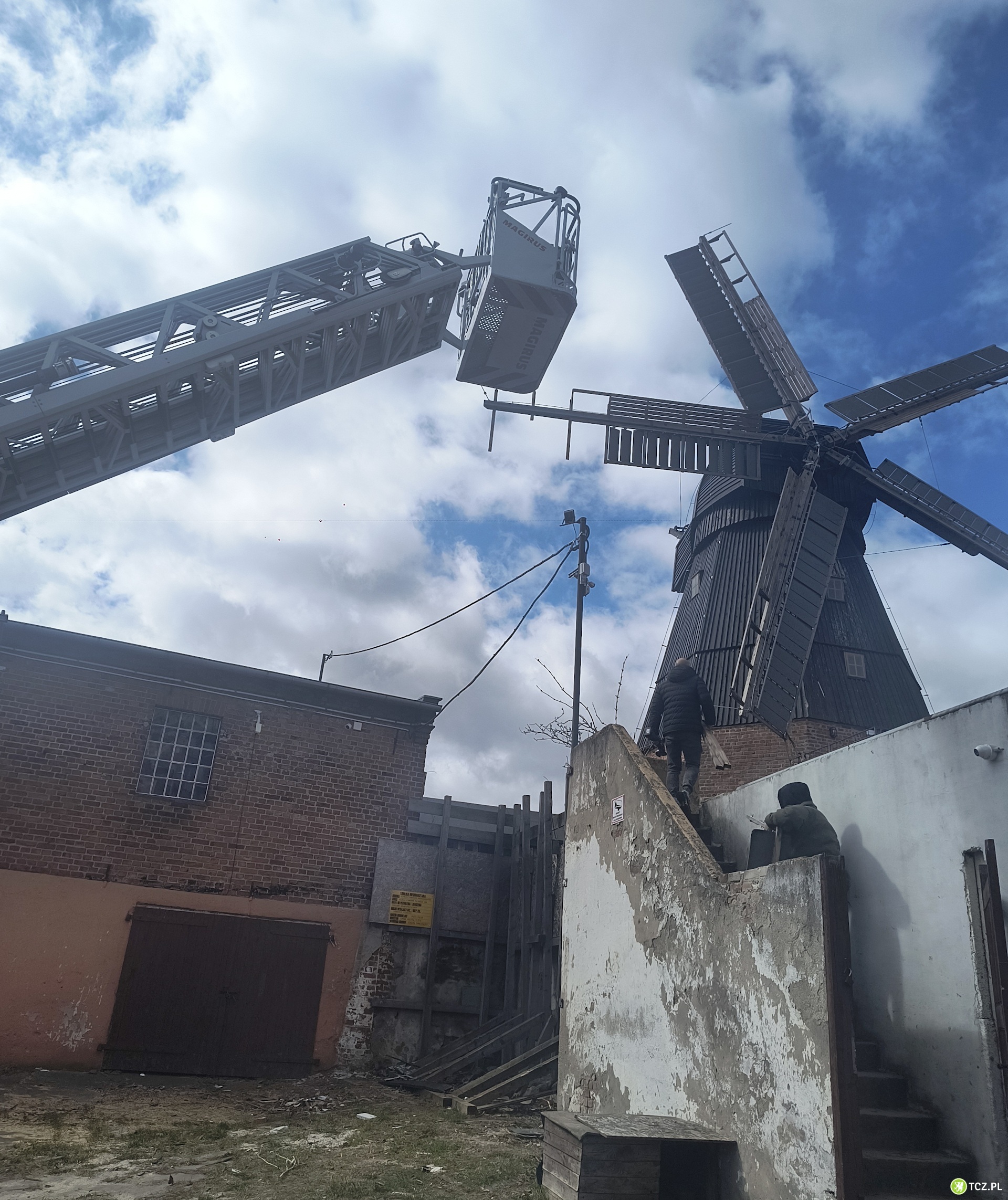 Oględziny uszkodzonego skrzydła wiatraka - Aktualności